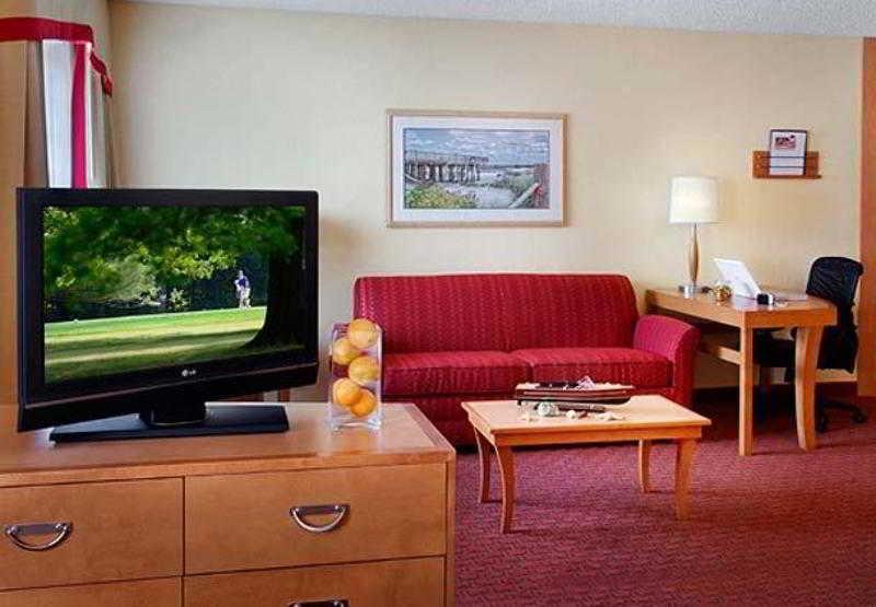 Hotel By Marriott Atlantic Airport 3*